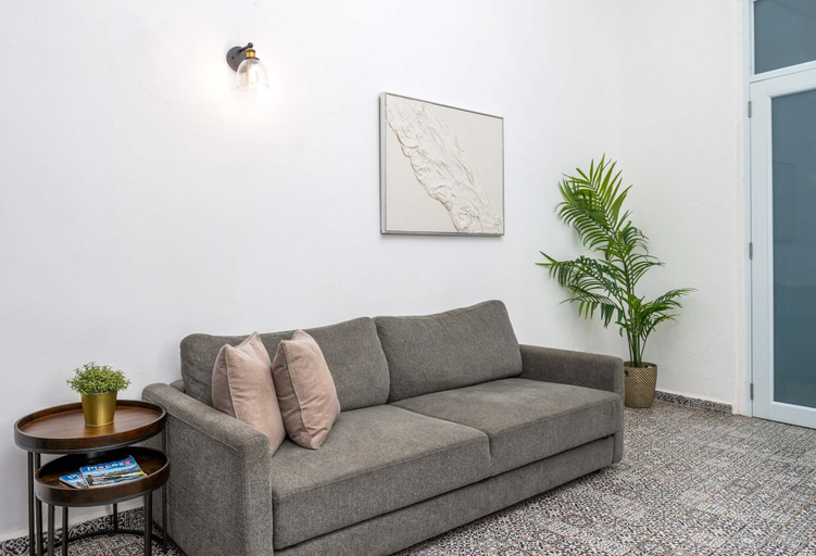 Living area 5, Elokut Apartments by Stay with Bear