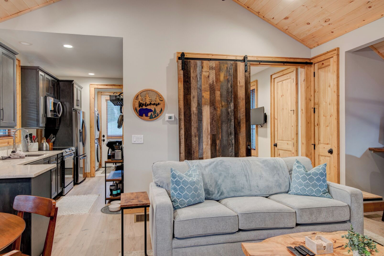 Interior 4, Banner Bear, Avery