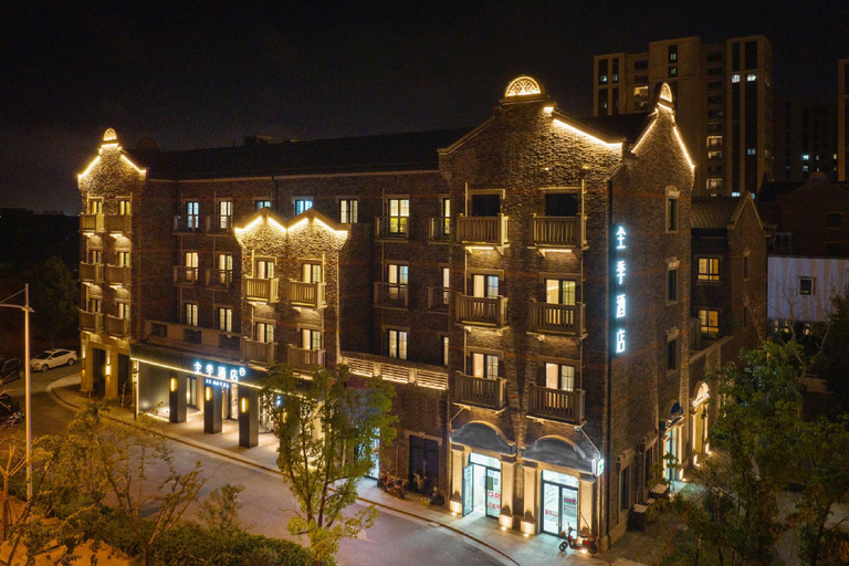 Exterior & Views