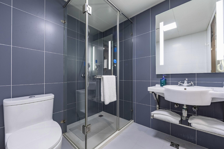 Bathroom 4, Hanting Hotel Shangnhai Xizang Bei Road Metro Station, Shanghai