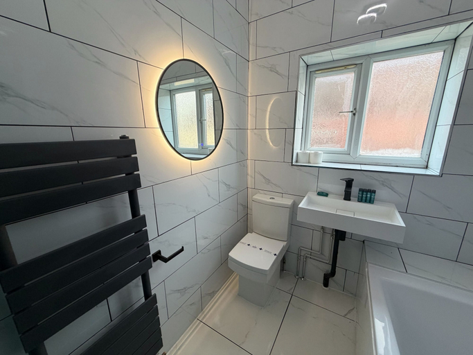 Bathroom 4, Tudors eSuites - Modern Apartment, Birmingham