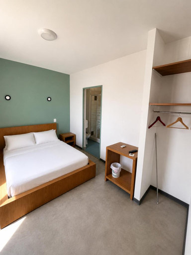 Others 3, Hotel de la Gare, Landes