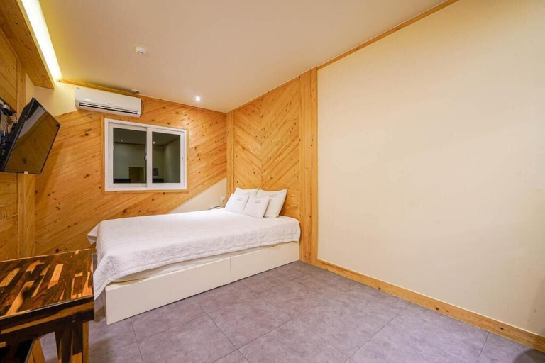 Bedroom 4, Oops Hotel, Suyeong
