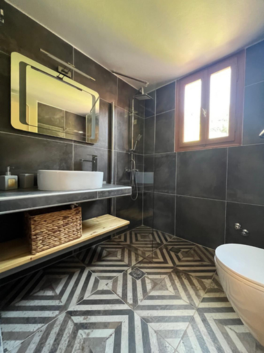 Bathroom 4, Flower, Thessaly