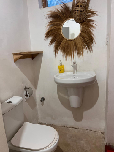 Bathroom 5, Mambo Leo Hostel, Kusini
