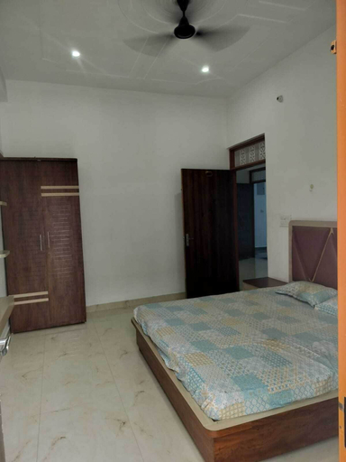 Room 4, Uma Ganga Paying Guest House, Varanasi
