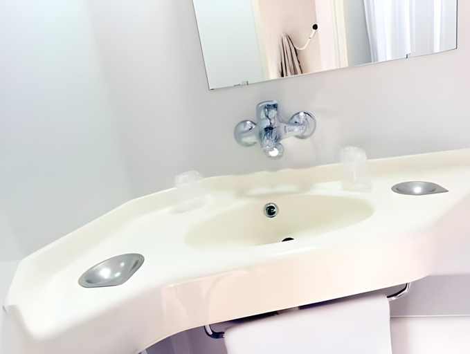 Bathroom 5, Premiere Classe Metz Sud - Jouy-Aux-Arches, Moselle