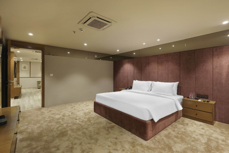 Bedroom 3, Sunday Hotel Convention Centre Vadodara, Vadodara