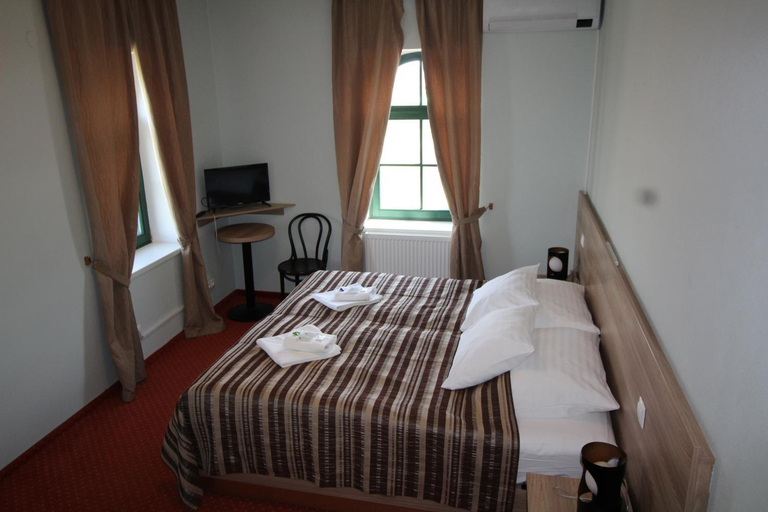 Others 5, Hotel Vinohrad, Hodonín