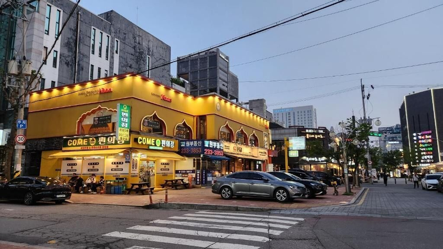Exterior & Views