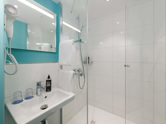 Bathroom 5, ibis budget Leipzig City, Leipzig