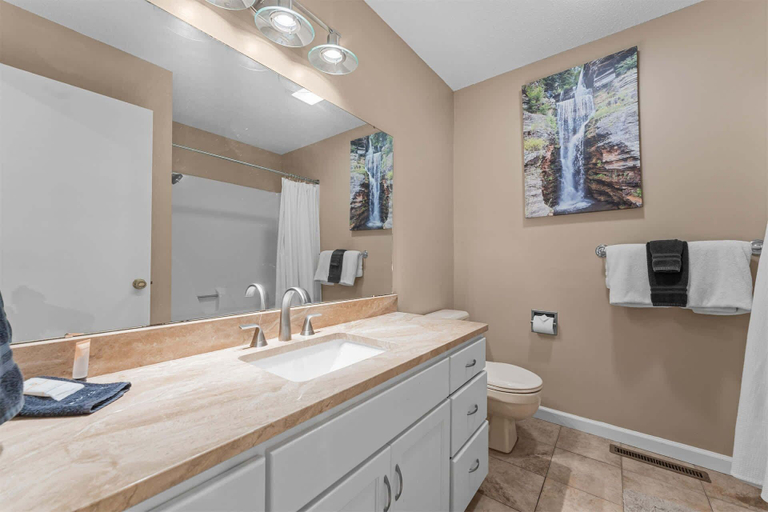Bathroom 4, New Mulligans Escape - Community Pool, Taney