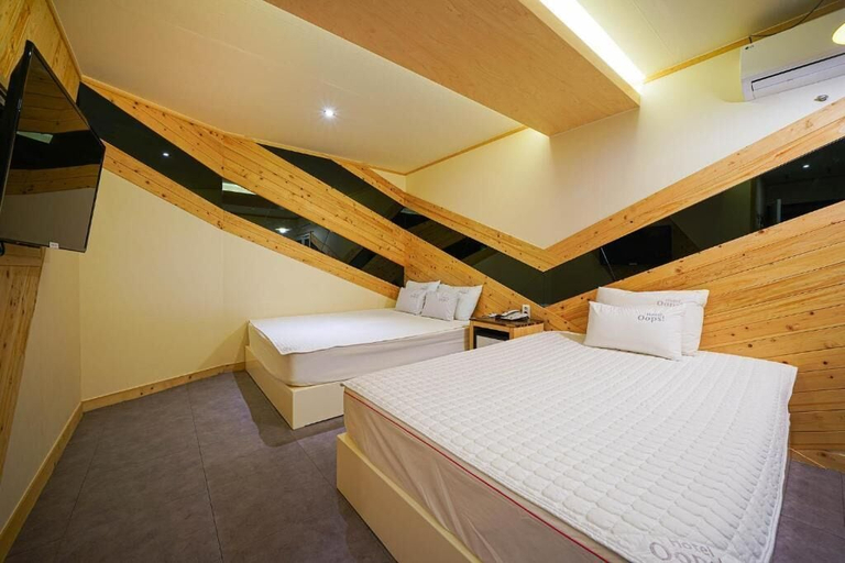 Bedroom 2, Oops Hotel, Suyeong
