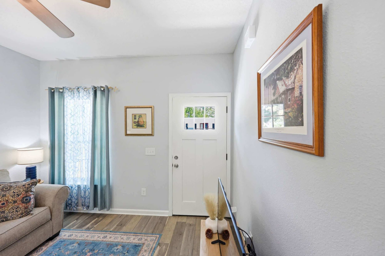Living area 4, Among the Palms Cottage - Close to Downtown, Saint Johns