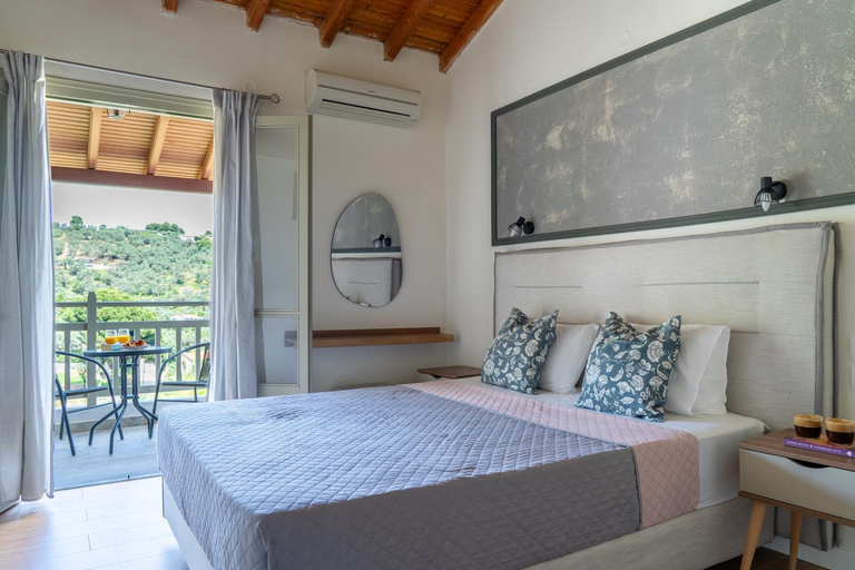 Bedroom 3, Flower, Thessaly