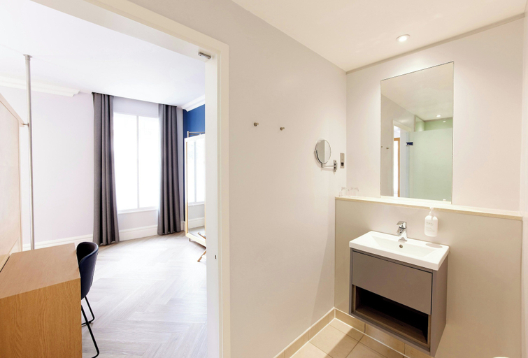 Bathroom 5, Thistle London Park Lane, London