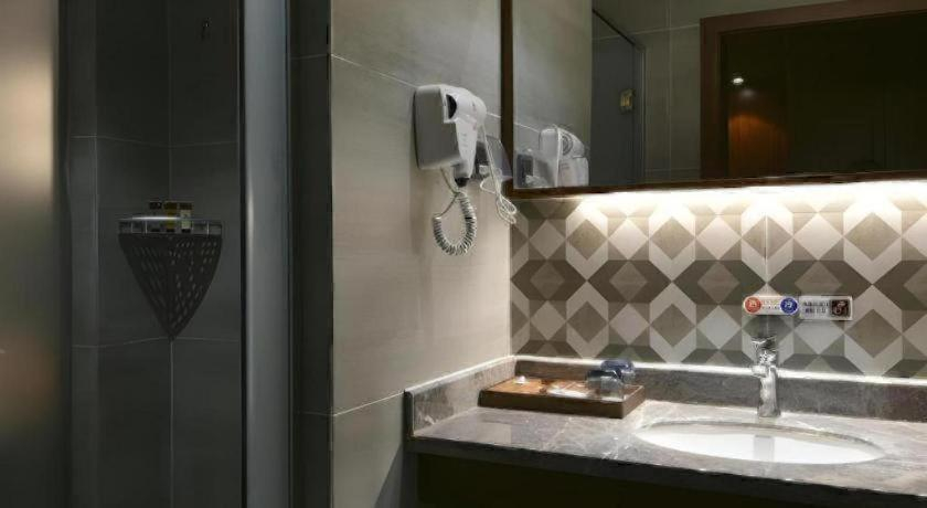 Bathroom 4, GreenTree Eastern Hotel Handan Daming Bus Station, Handan