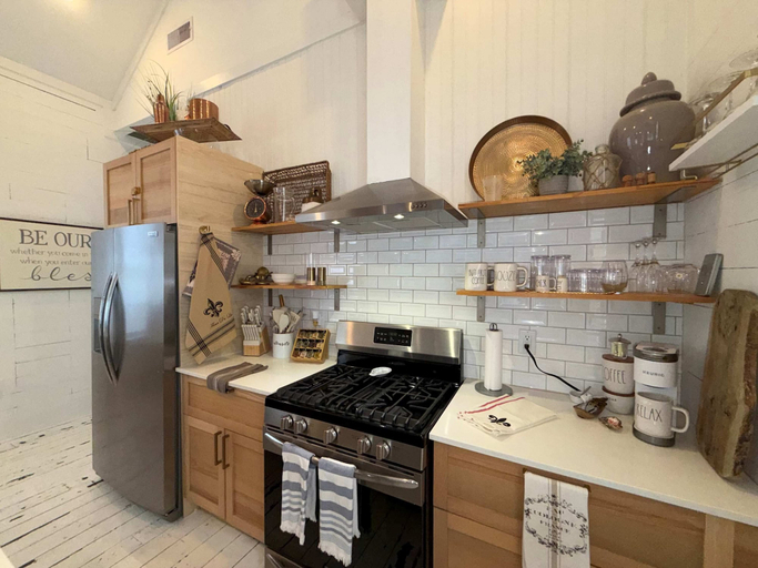 Private kitchen 3, Krewe Cottage - Near Beach & The Strand, Galveston