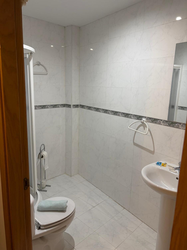 Bathroom, Hostal Alhambra, Toledo