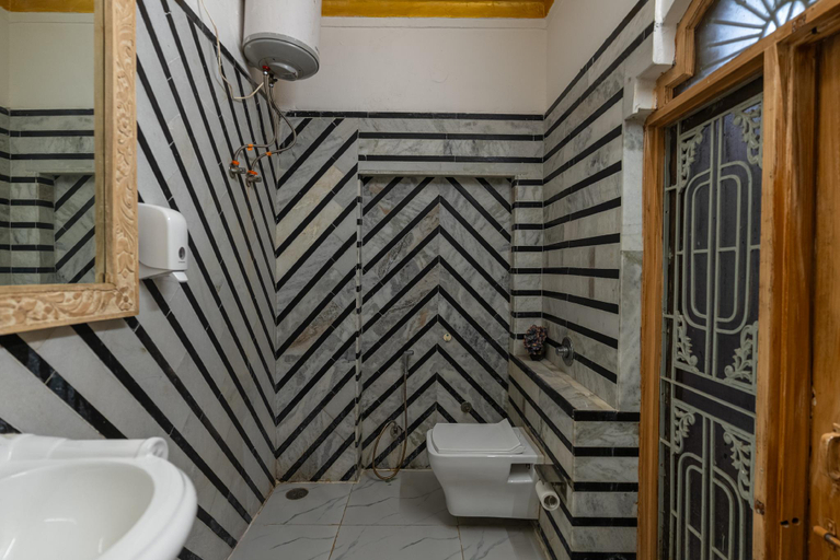Bathroom 3, Wanderlust A Boutique Homestay, Udaipur