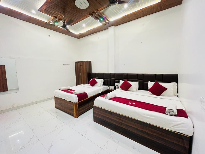 Room 3, Roomshala Shreeji Palace, Faizabad
