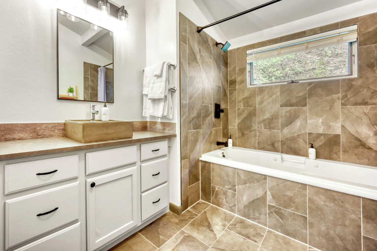 Bathroom 4, Boulder Adventure Lodge, Boulder