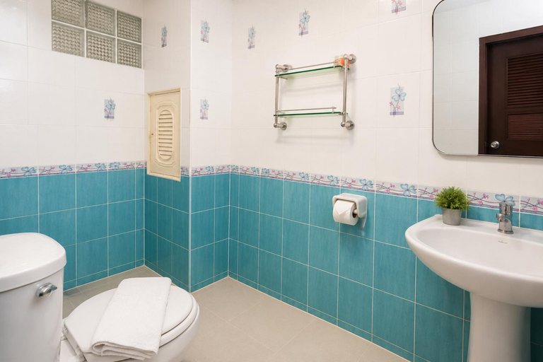Bathroom 4, Fortune Pattaya Resort, Pattaya