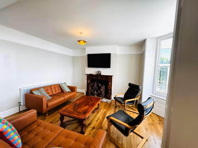 Living area 3, Ventnor 4-bed House, Sleeps 8, Parking & Pets Ok, Isle of Wight