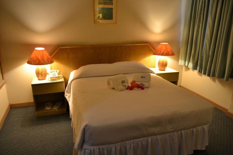 Bedroom 4, West Plaza Desekel