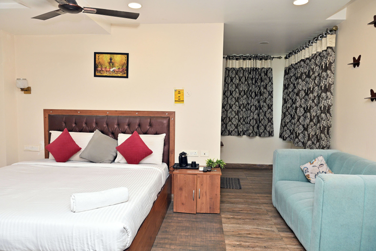 Room 4, HOTEL GANESH MAHALAKSHMI INN, Guntur
