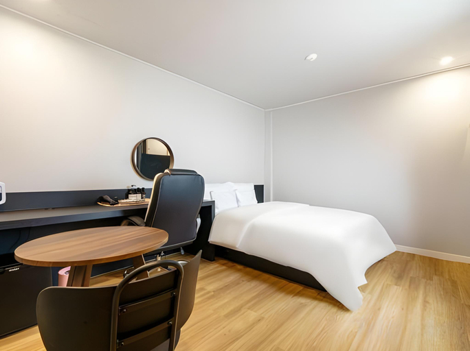 Bedroom 2, DongBaek Hotel Okpo, Geoje