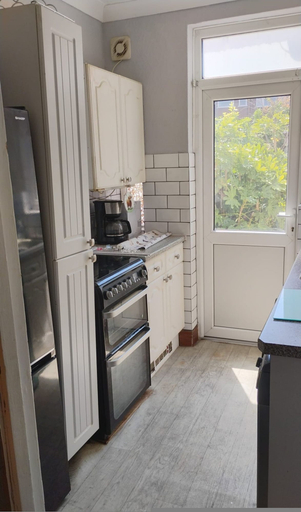 Room 2, Spacious 4BR Stay in Morden Contractors and Group, London
