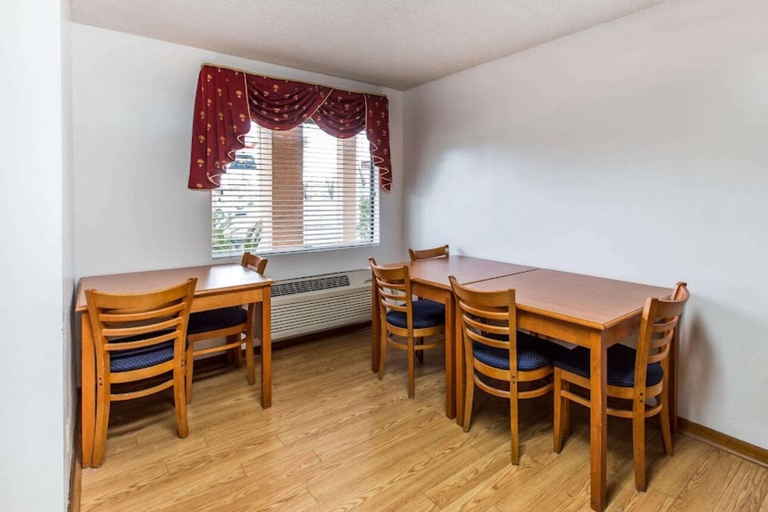 Dining 3, Econolodge inn and suites, Dougherty