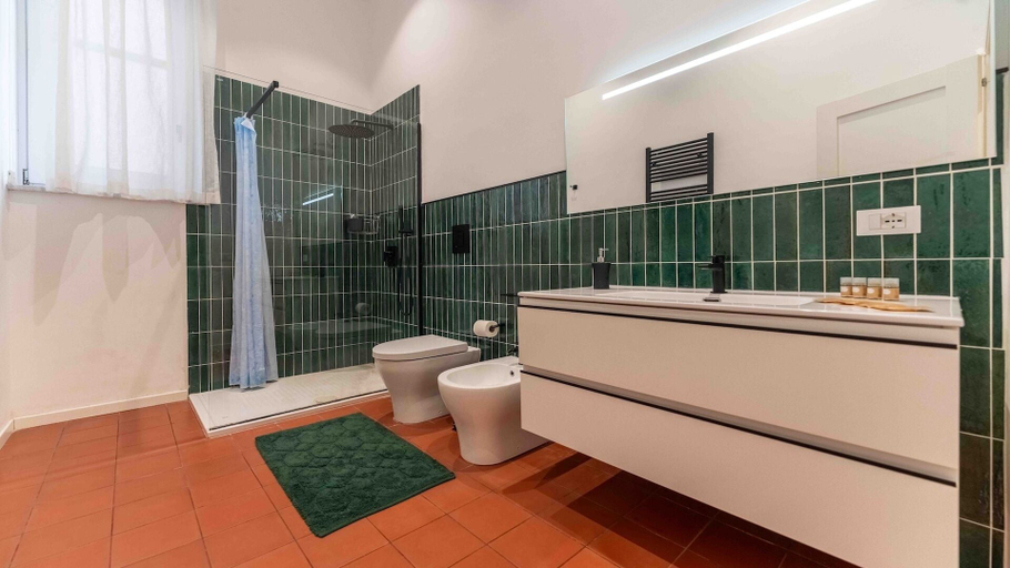Bathroom 3, Solemar Sicilia - Baciamo le mani, Palermo