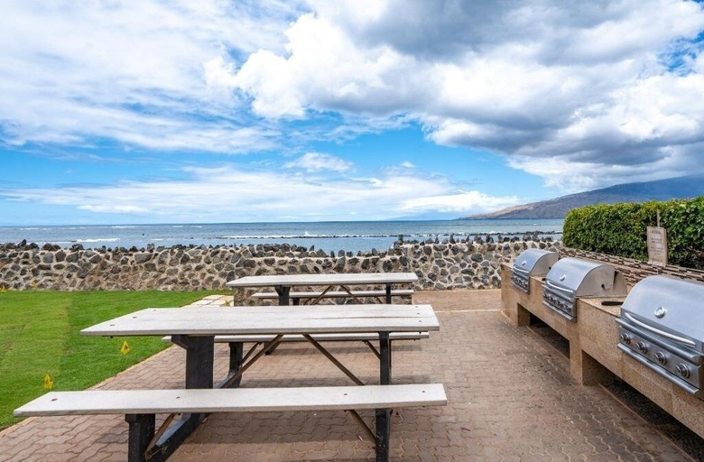 Outdoor dining 4, Menehune Shores, #522 2 Bedroom Condo, Maui