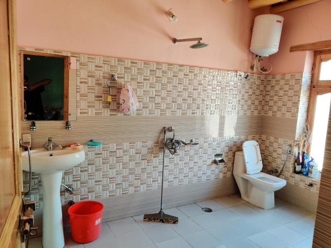 Bathroom, Maney Homestay - Thiksey - Leh, Leh