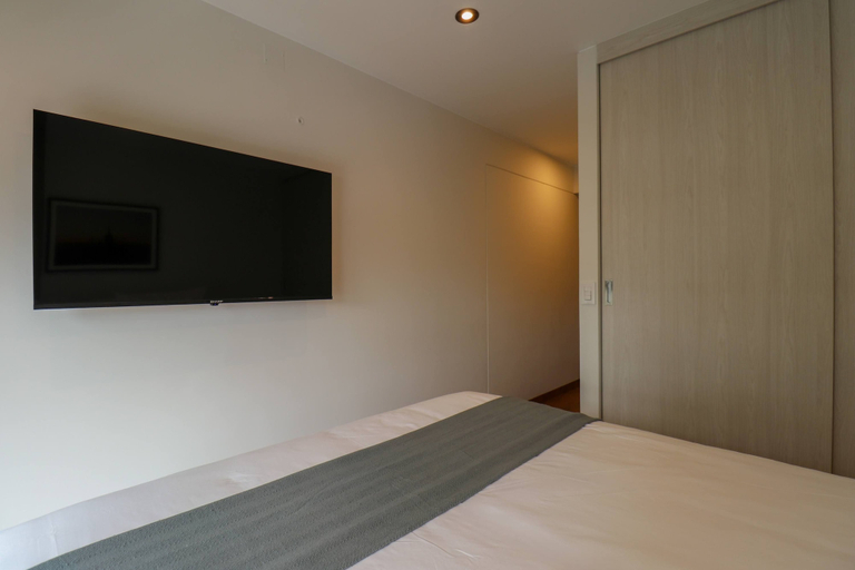 Room 4, w Engaging 2BR Retreat w Balcony in Miraflores, Lima