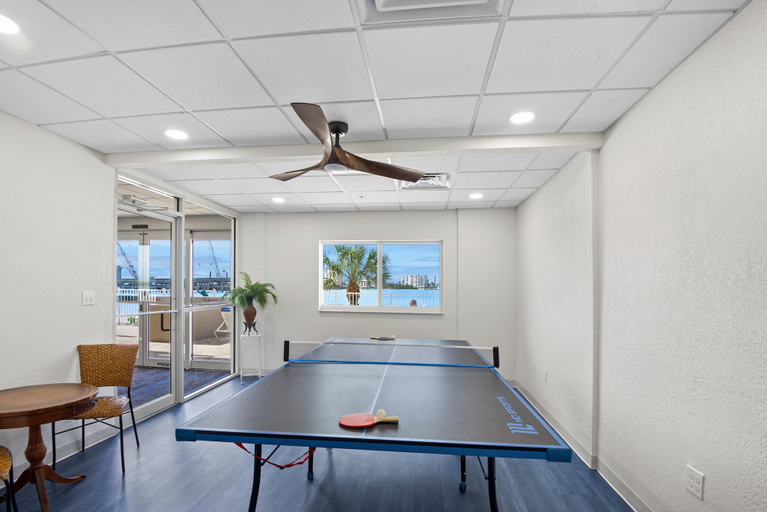 Game room, Lovers Key #508, Lee