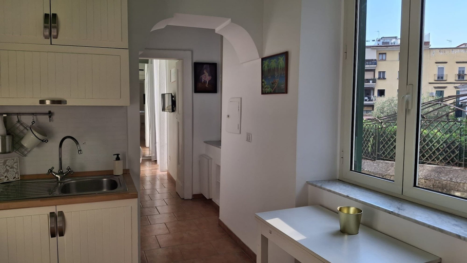 Interior 4, 38 Stay, Napoli