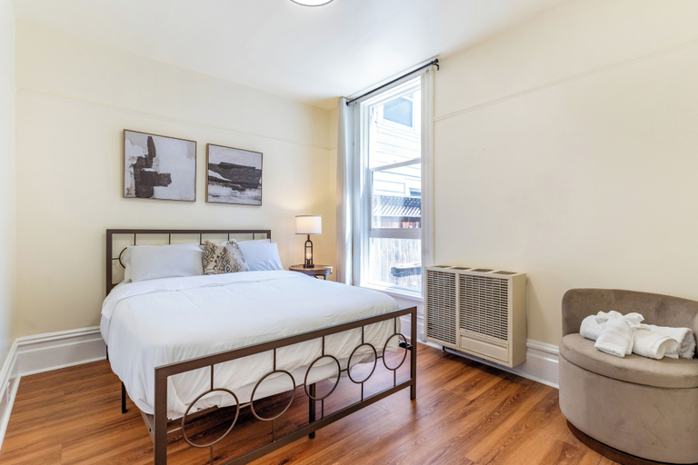 Room 5, Big & Beautiful 6 Bedroom 2.5 Bath, Alameda