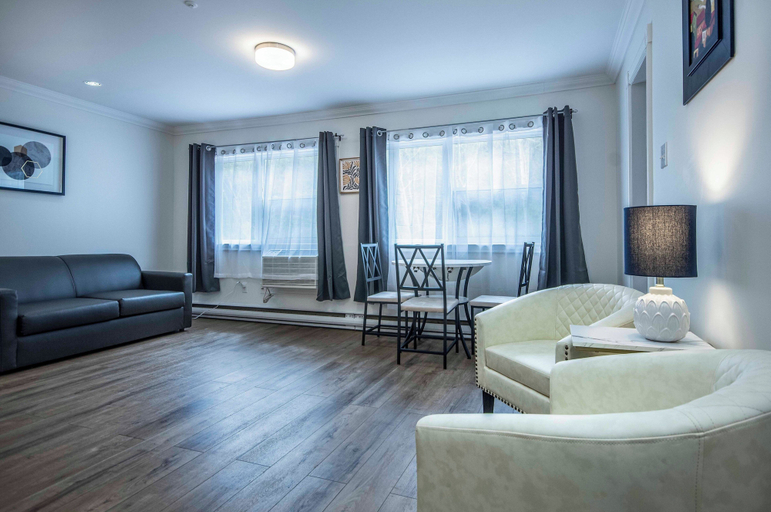 Living area, Gateway Hotel and Suites, Division No. 7