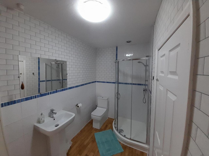 Bathroom 3, Globe Guesthouse, Carmarthenshire