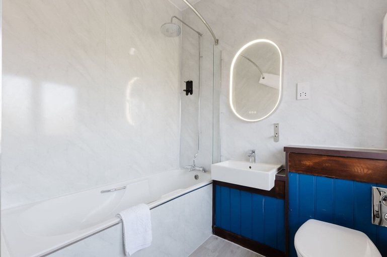 Bathroom 3, Southern Cross, Hertfordshire