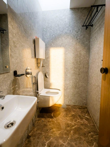 Bathroom 4, Hotel Jodiya - Near CST, Mumbai City
