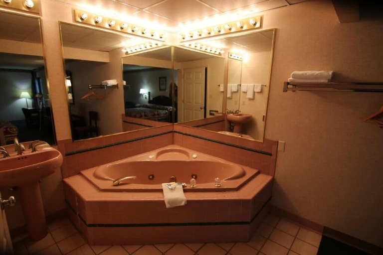Bathroom 2, Executive Inn Kershaw, Lancaster