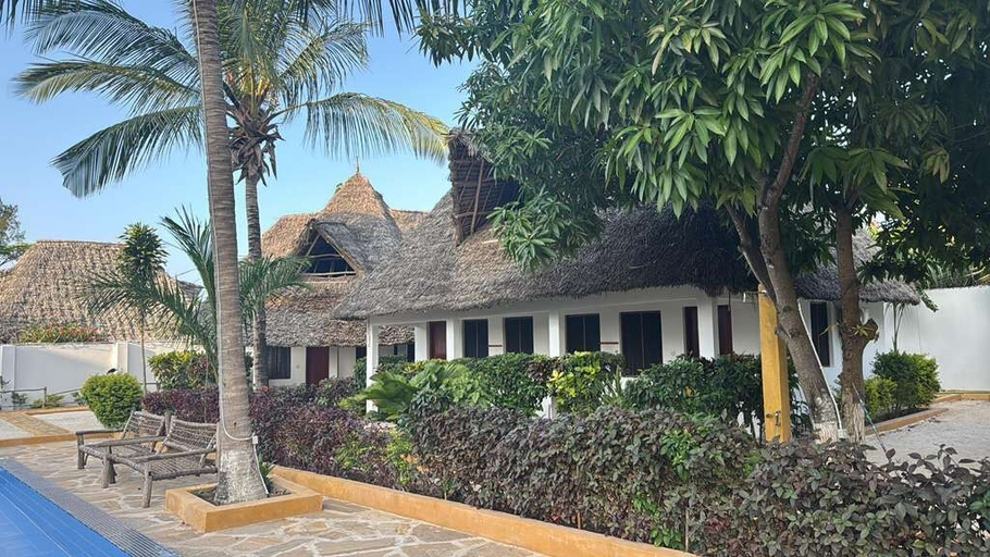 Front of property 4, Maji Pearl Hotel & Spa, Kaskazini 'A'