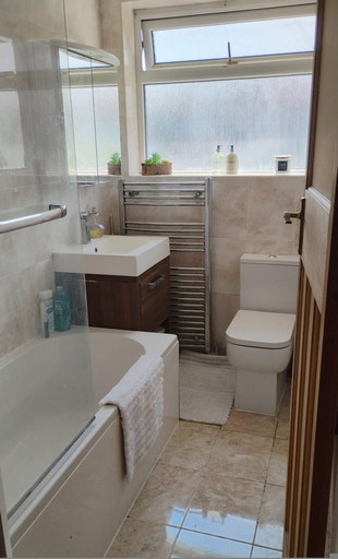 Room 3, Spacious 4BR Stay in Morden Contractors and Group, London