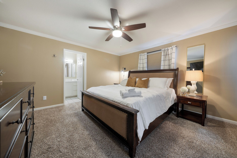 Room 5, 201-4thStreet-207, Travis