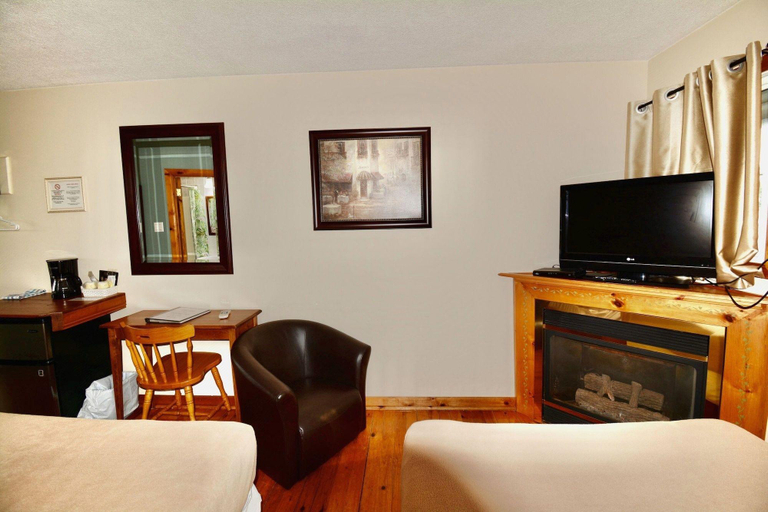 Bedroom 2, Dewar’s inn and Cottages, Leeds and Grenville
