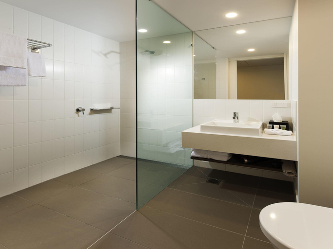 Bathroom 4, ibis Brisbane Airport Hotel, Pinkenba-Eagle Farm